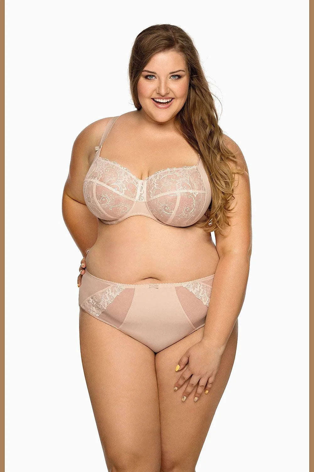 Culottes Bella Misteria en microfibre floral, confortables, coupe enveloppante, taille ajustable, dentelle latérale, couleur nude, matières élasthanne et polyamide, idéales pour le quotidien et les occasions spéciales