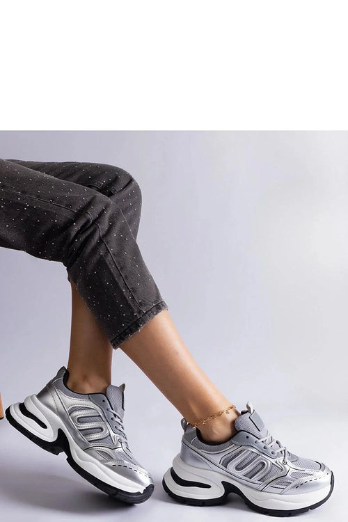 Baskets femmes futuristes modernes sportives style streetwear confort élégance couleur argentée intérieur mesh extérieur cuir design dynamique idéales pour entraînement quotidien