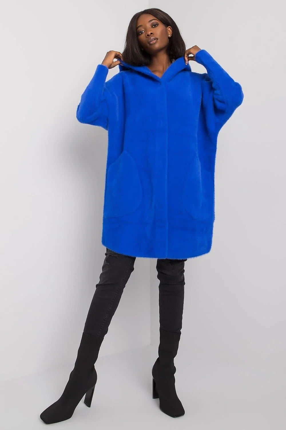 manteau femme long genoux oversize capuche bleu électrique maille duveteuse mohair coupe ample manches larges poches plaquées fermeture cachée chaud