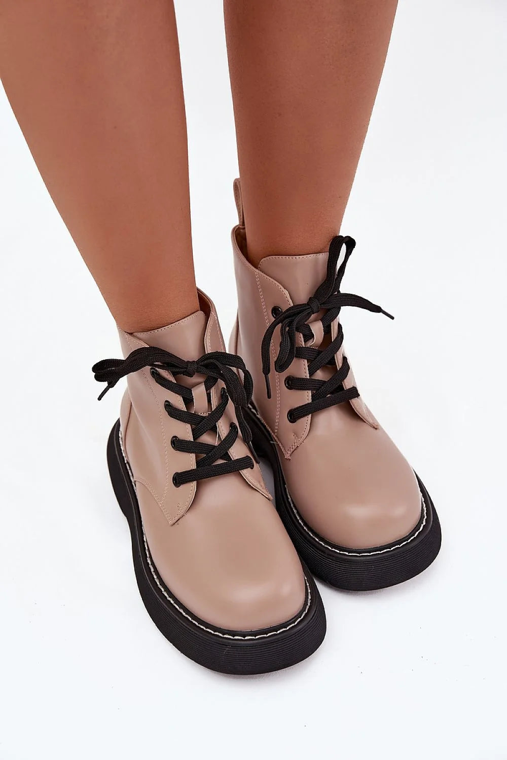 bottines femme cuir synthétique beige nude cheville basse rangers plateforme crantée noire lacets noirs doublure fourrure chaude semelle antidérapante décontractées
