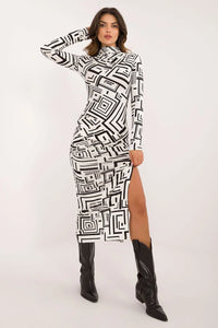 Robe de jour Lakerta ajustée motif géométrique noir et blanc fente latérale manches longues col montant viscose douce femme occasion semi-formelle