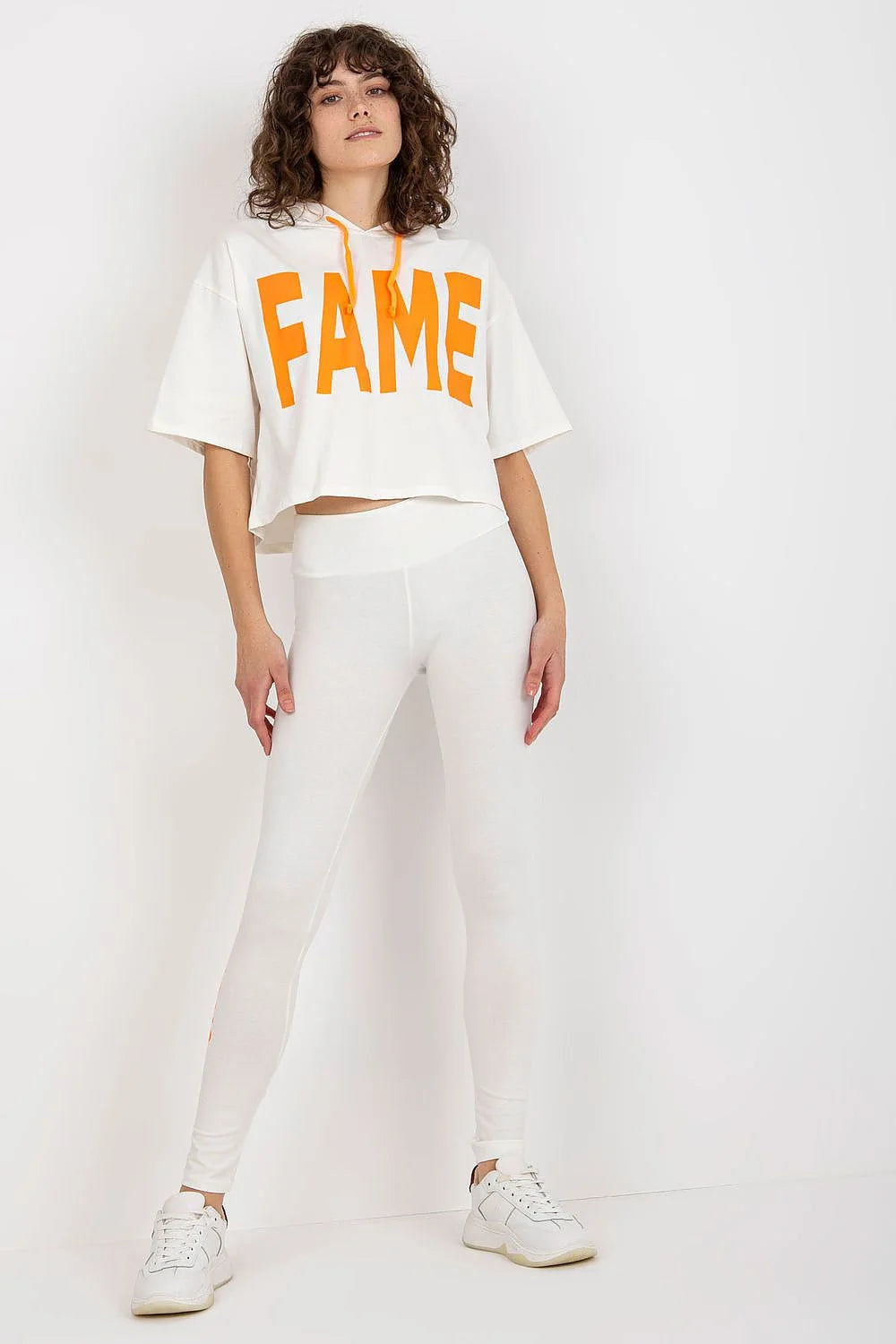 Ensemble sportif moderne femme sweat à capuche crop top leggings extensibles coton élasthanne look athleisure