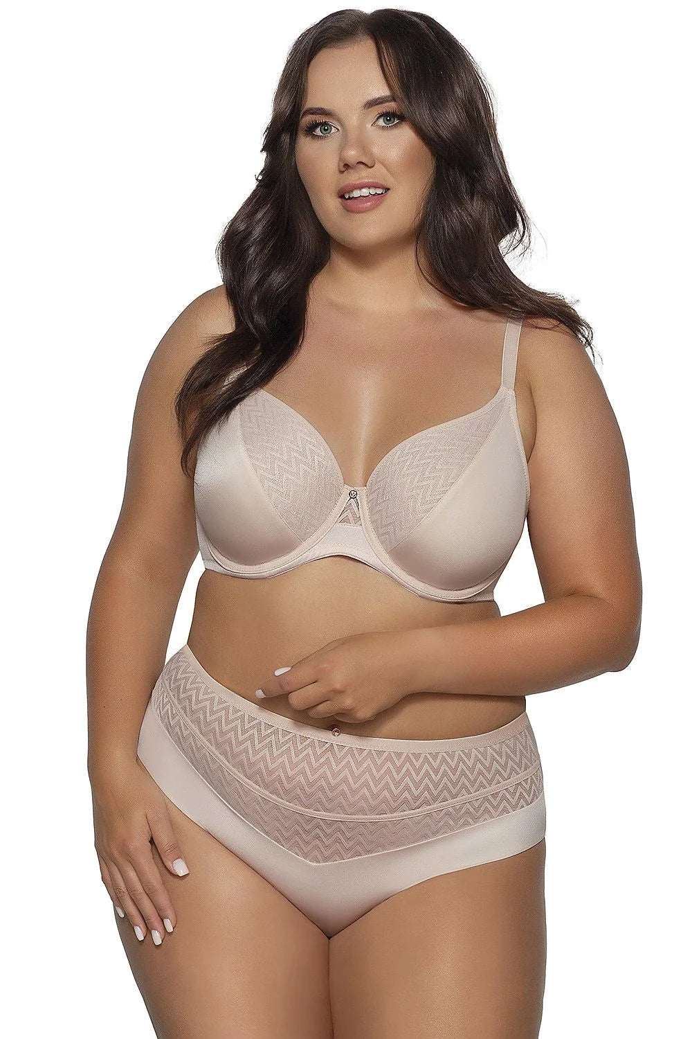 Soutien-gorge doux pour femme avec confort et fonctionnalité, poitrine généreuse, microfibre, dentelle, beige clair, armatures intégrées, bretelles ajustables, fermeture dos