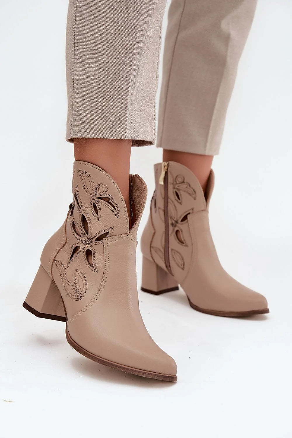 bottines femme cuir naturel beige ajourées floral broderie bout pointu talon bloc moyen tige mi mollet fermeture éclair latérale dorée