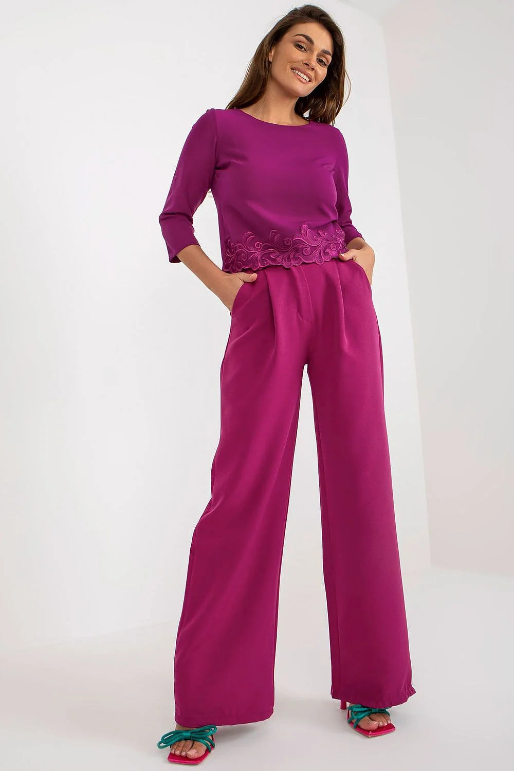 chemisier Lakerta fuchsia satiné fluide manches troisquarts encolure ronde bord brodé festonné finition décorative minimaliste élégant confortable stretch