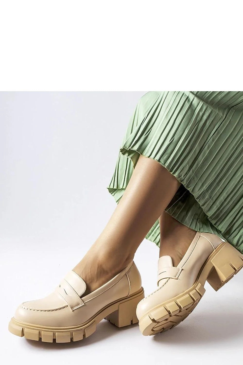 Moccasins Solea beige élégants modernes classiques à enfiler semelle épaisse talon épais résistantes durables femmes
