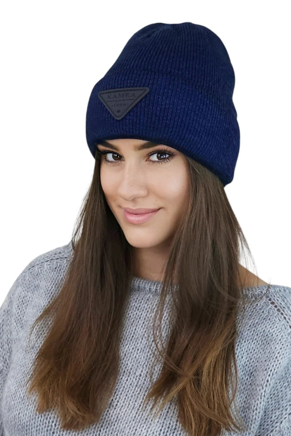 Bonnet Kamea pour femme design classique maille douce couleur bleu marine logo patch triangle