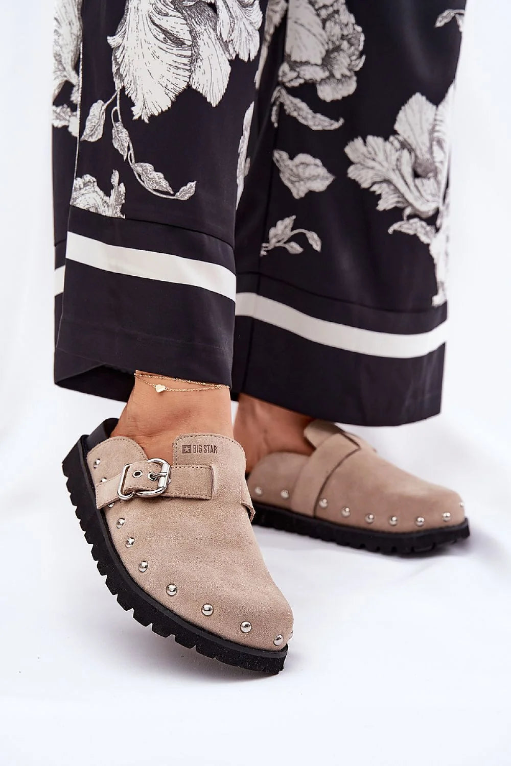 mules daim beige suède femme Big Star clous argentés boucle réglable dos ouvert semelle crantée caoutchouc confortables polyvalentes