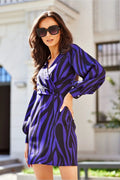 Robe de jour élégante Roco Fashion motifs rayures noires bleu intense longueur mini manches longues décolleté en V taille ajustable femme mode moderne