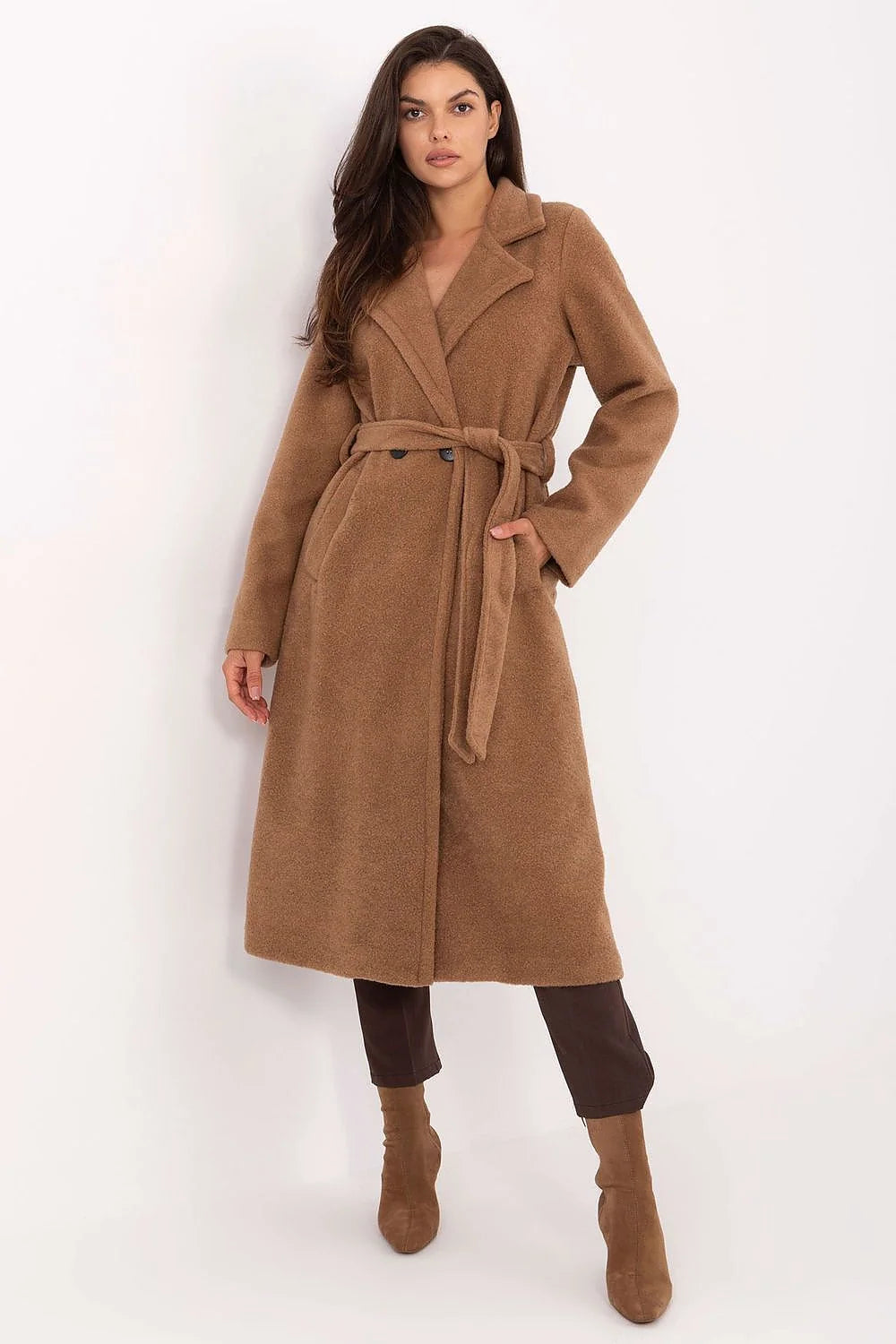 manteau femme long bouclé ceinturé camel col revers double boutonnage manches longues poches latérales coupe évasée doublure automne