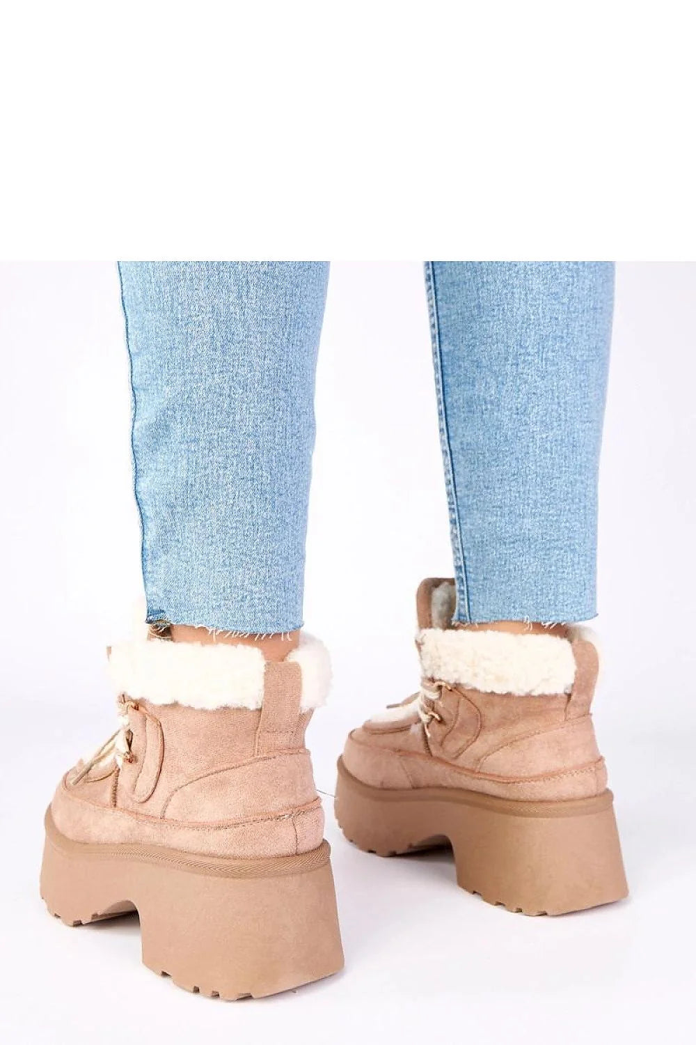 bottes neige fourrure lacées plateforme haute suédine camel moutonnée sherpa crantée semelle épaisse intérieure tissu confortable chaude montante massive urbaine