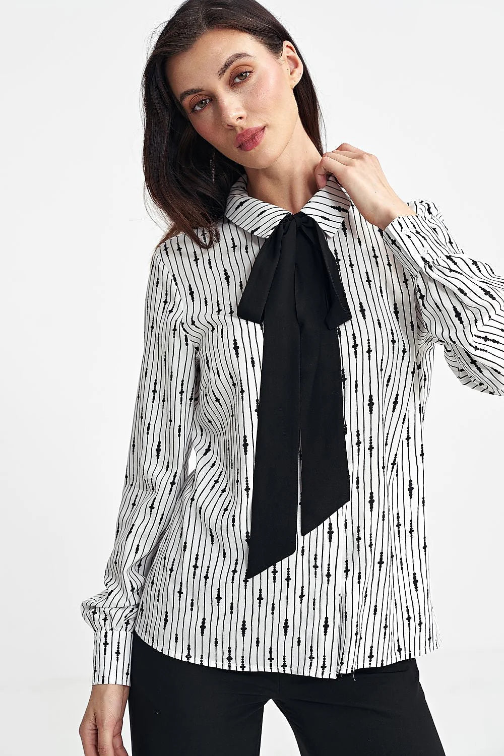 Blouse élégante femme manches longues rayures noires blanc tissu fluide col nœud noir coupe ajustée