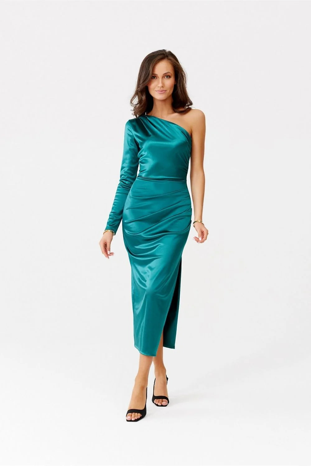robe soirée émeraude satinée asymétrique manche longue épaule dégagée coupe moulante drapée taille marquée fente latérale midi brillante élégante