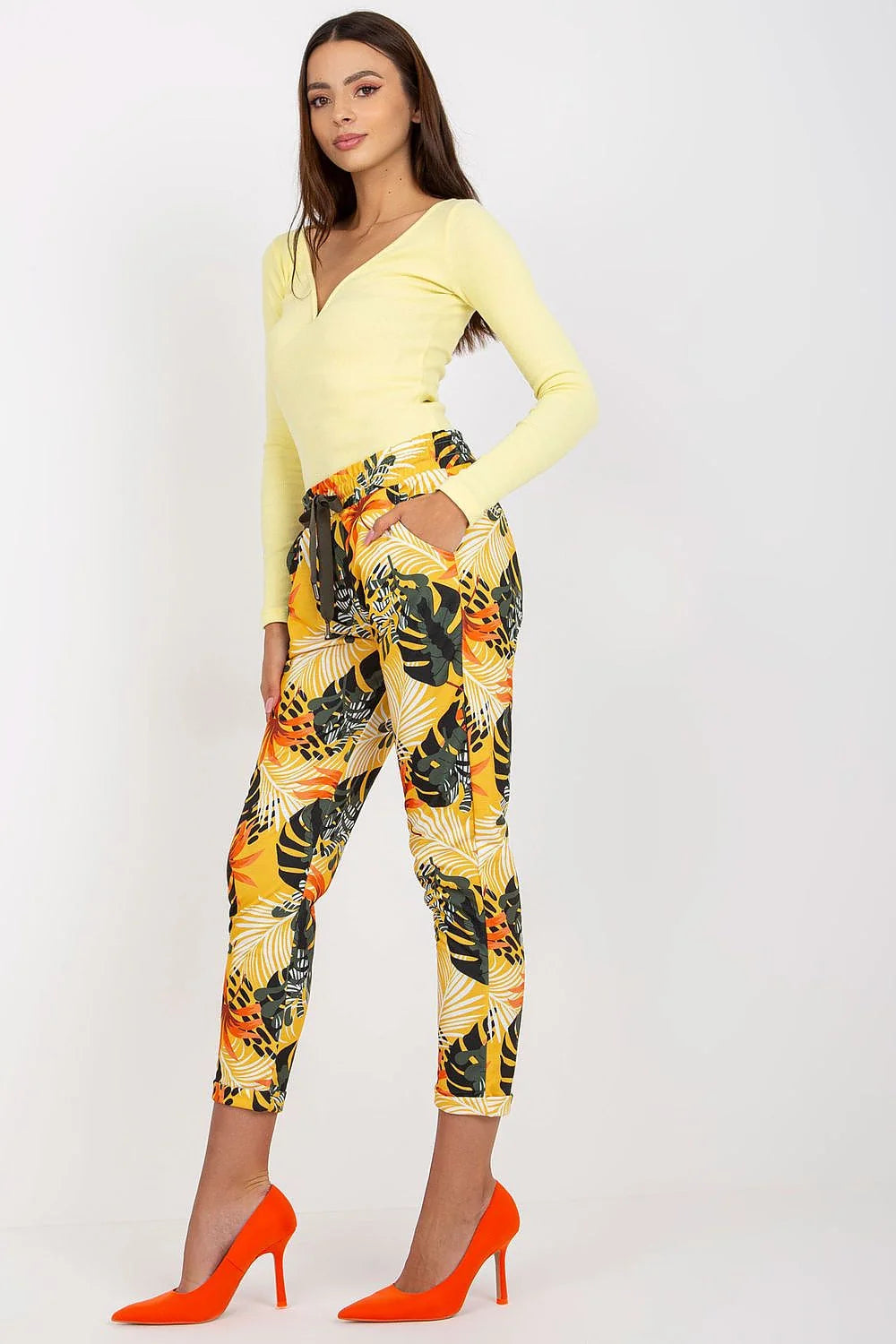 Tenue de mode pour femme pantalon survêtement motifs tropicaux haut V profond chaussures sport couleurs vives occasion estivale