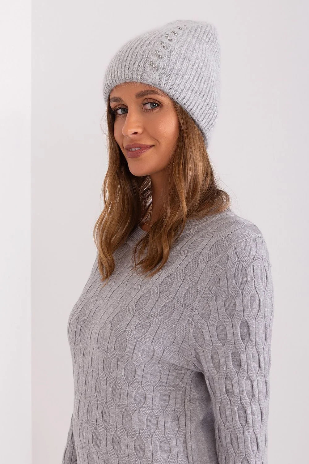 Bonnet d'hiver tricoté en acrylique et angora motif tressé pour femmes couleur gris clair style moderne casual