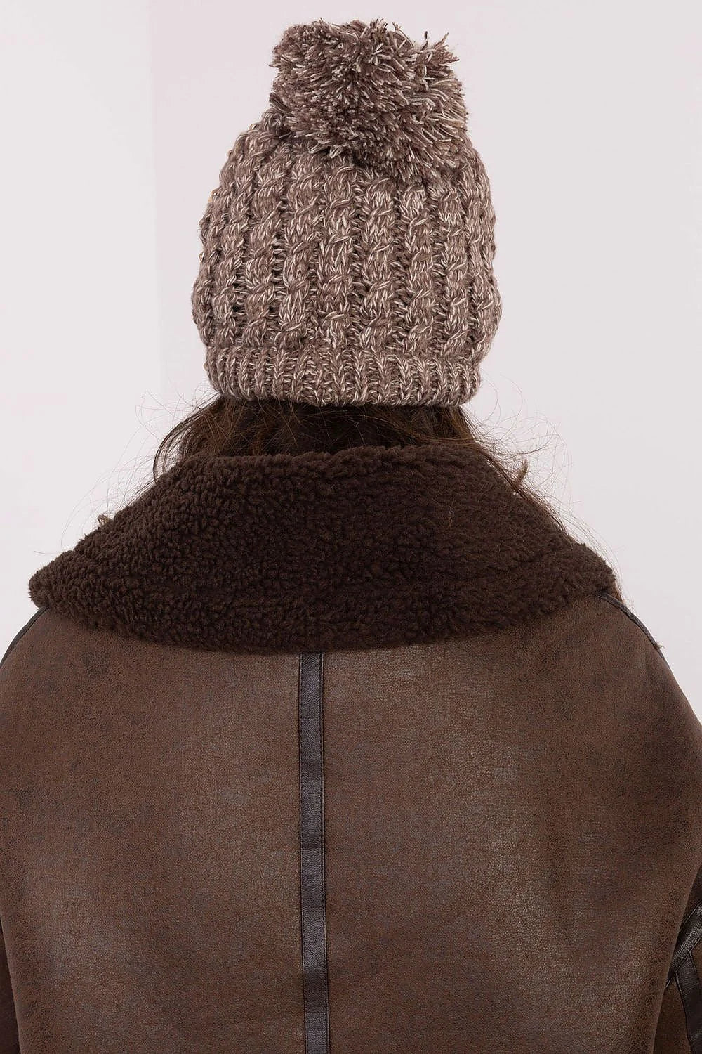 Bonnet tricoté élégant pour femmes, laine douce, design maille apparente, ornements dorés, couleur taupe, pompon moelleux, fermeture élastique, style casual, automne hiver