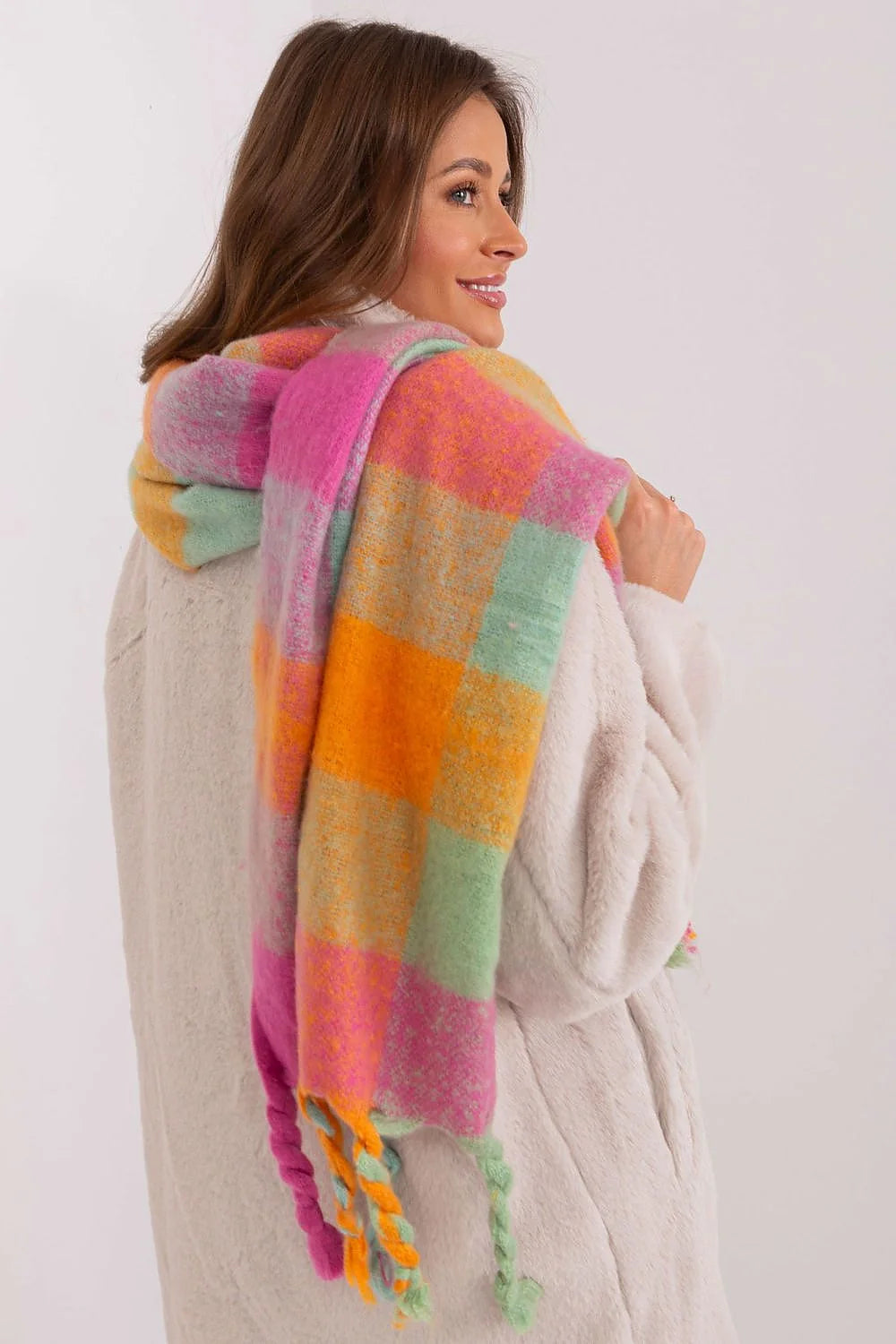 Écharpe femme colorée carreaux vives laine douce châle hiver 2023 mode tendance pompons franges multifonction