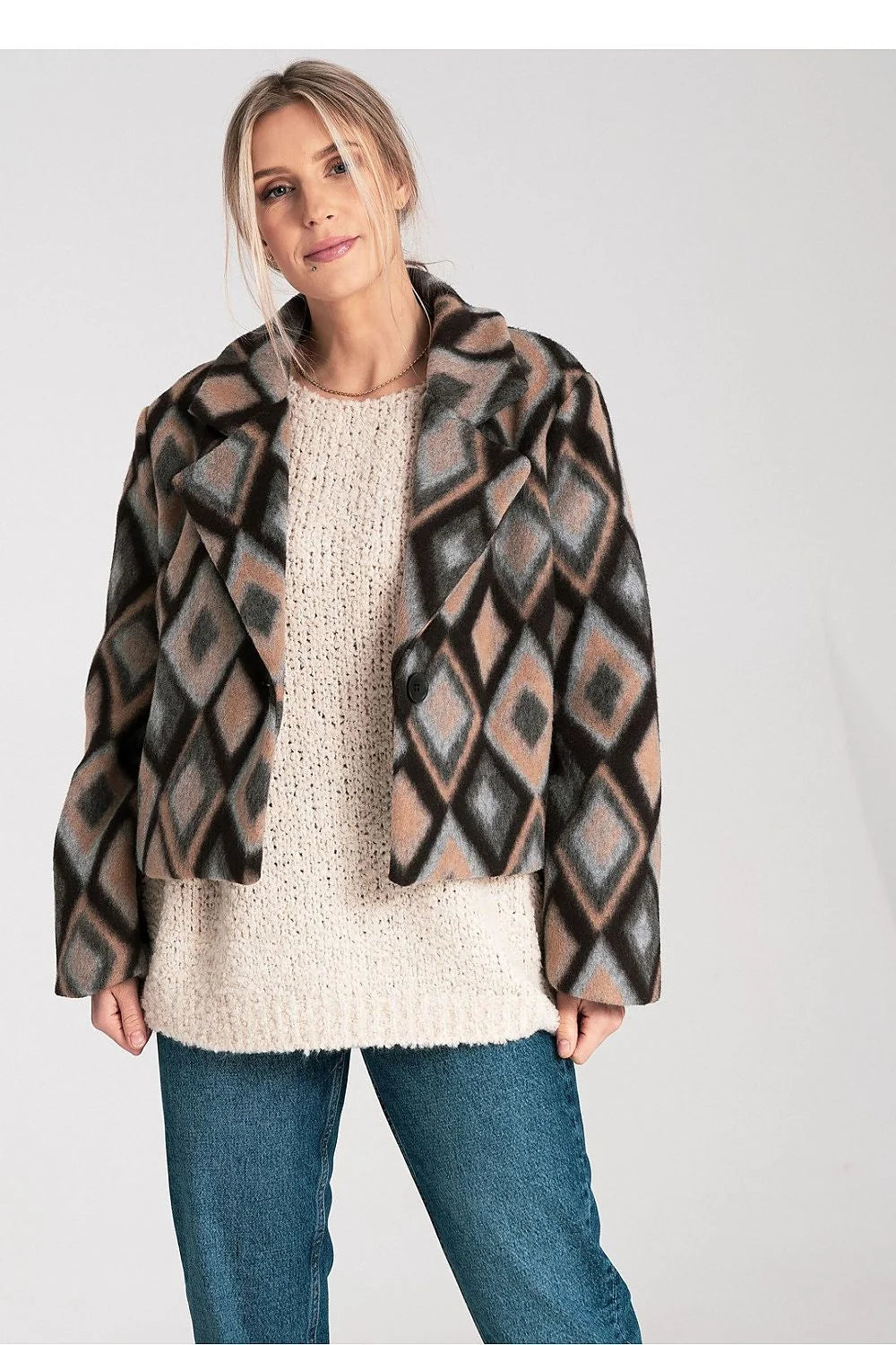 veste courte femme coupe boxy grand col cranté manches longues fermeture bouton unique tissu brossé doux motif losanges géométrique beige