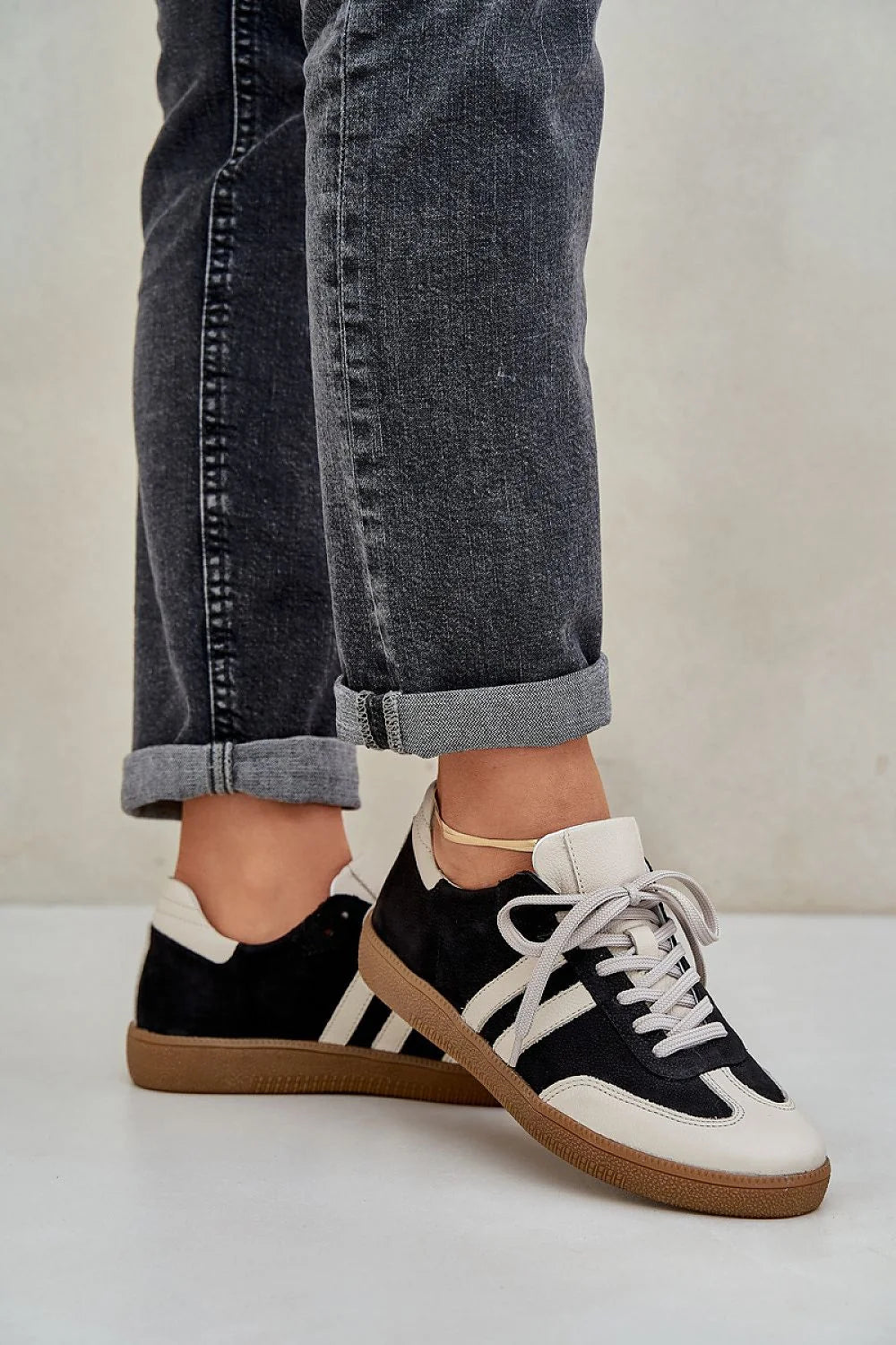 Chaussures de sport élégantes pour femmes cuir et daim noir et crème design rétro années 70 80 conforturable lacées basses