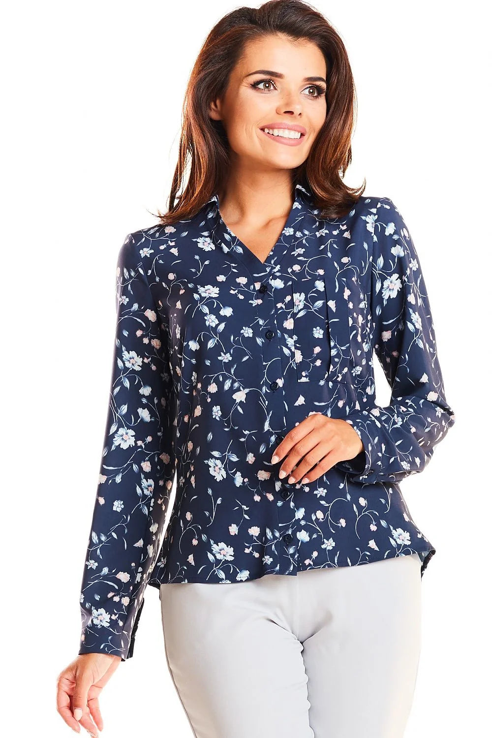 chemise satinée bleu cobalt semiajustée manches longues colV tailleur boutonnage central poche poitrine plissée tissu fluide léger élasthanne professionnel chic