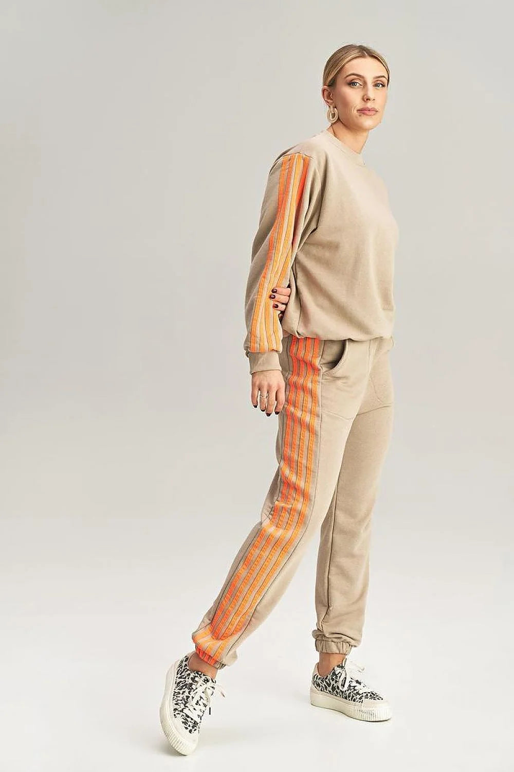 ensemble athlétique féminin casual oversize molleton beige sable bandes orange manches longues jogger ceinture élastique poches latérales confortable respirant polyvalent