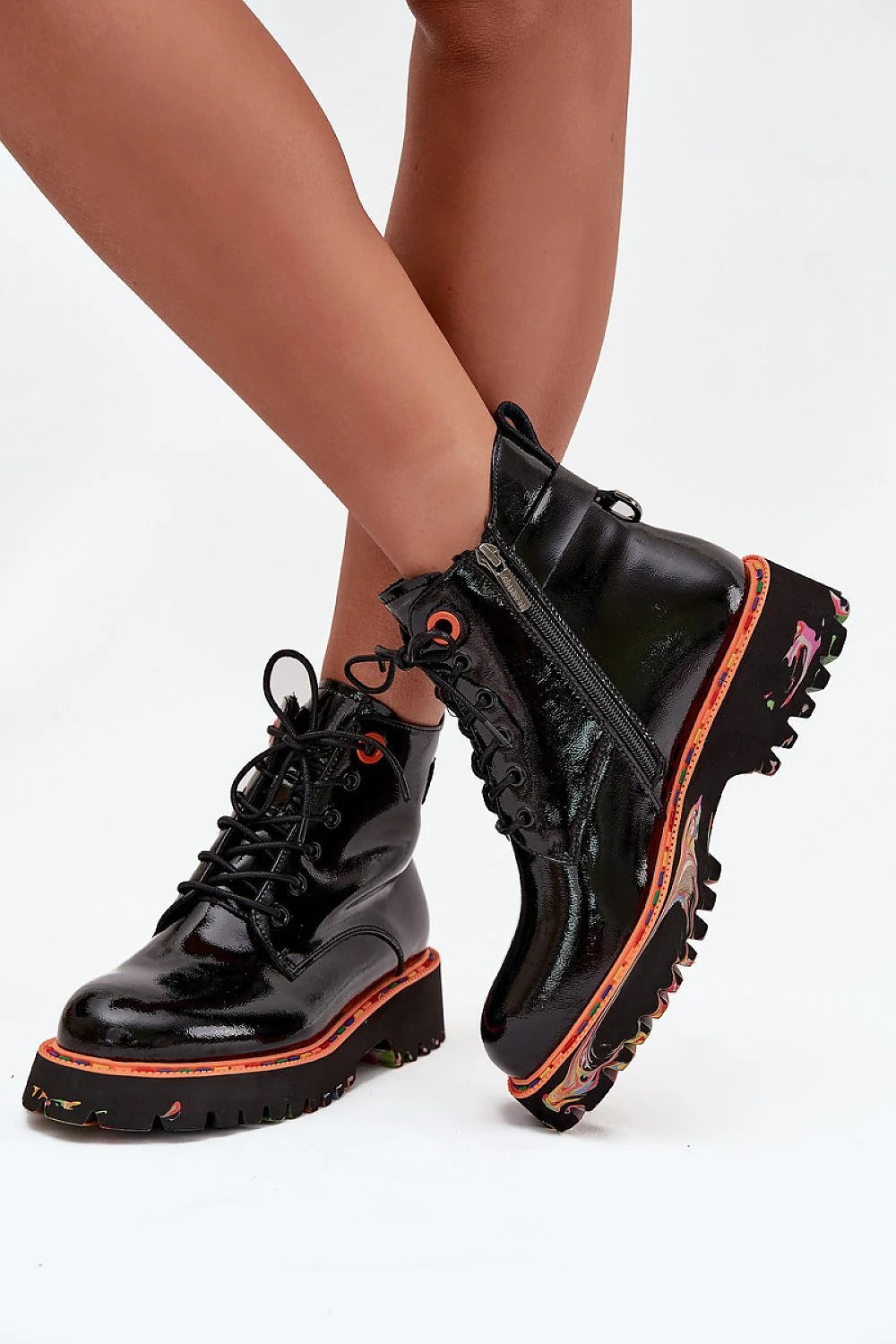 bottines femme cuir verni noir lacets zip latéral boucle oeillet orange bout rond brillant semelle plateforme crantée antidérapante doublure fourrure