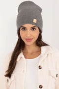Bonnet slouch tricot côtelé gris ample tombé décontracté doux extensible étiquette beige cuir synthétique chaude polyvalente taille unique