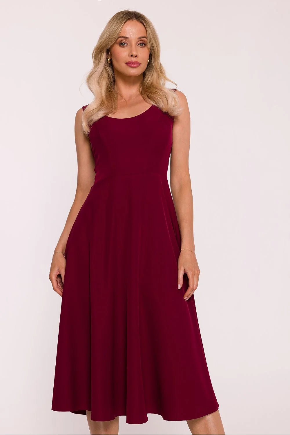robe soirée midi bordeaux sans manches encolure ronde taille cintrée jupe évasée tombé fluide finition satinée légère éclat minimaliste élégante