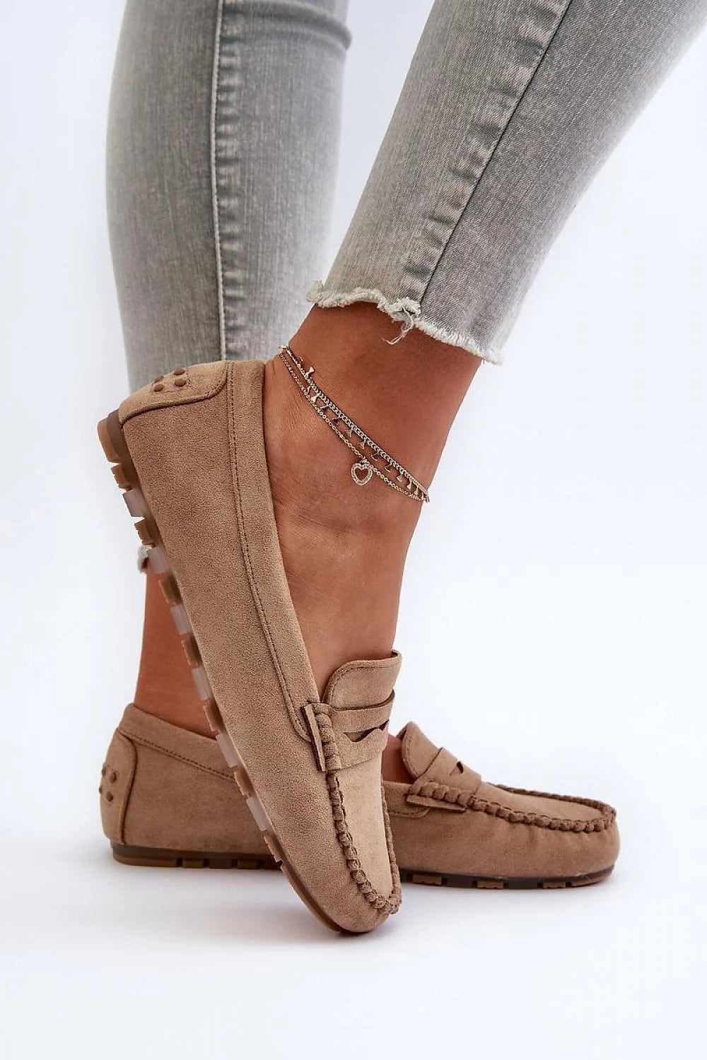Mocassins femme en suédine écologique style classique couleur beige semelle caoutchouc picots talon 5cm