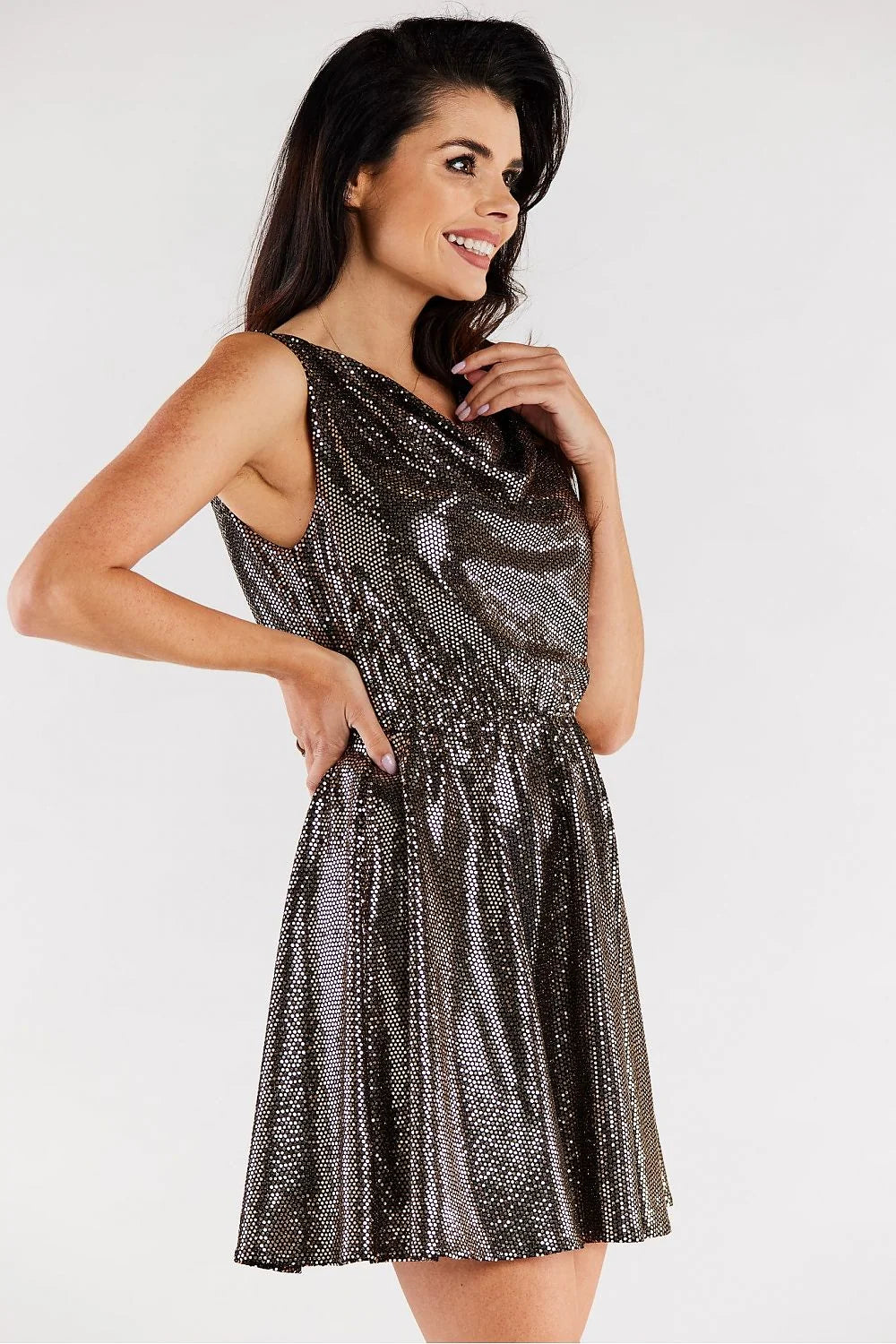 robe soirée courte cocktail sans manches col bénitier vert émeraude pailletée ajustée taille marquée jupe patineuse évasée doublure élastique