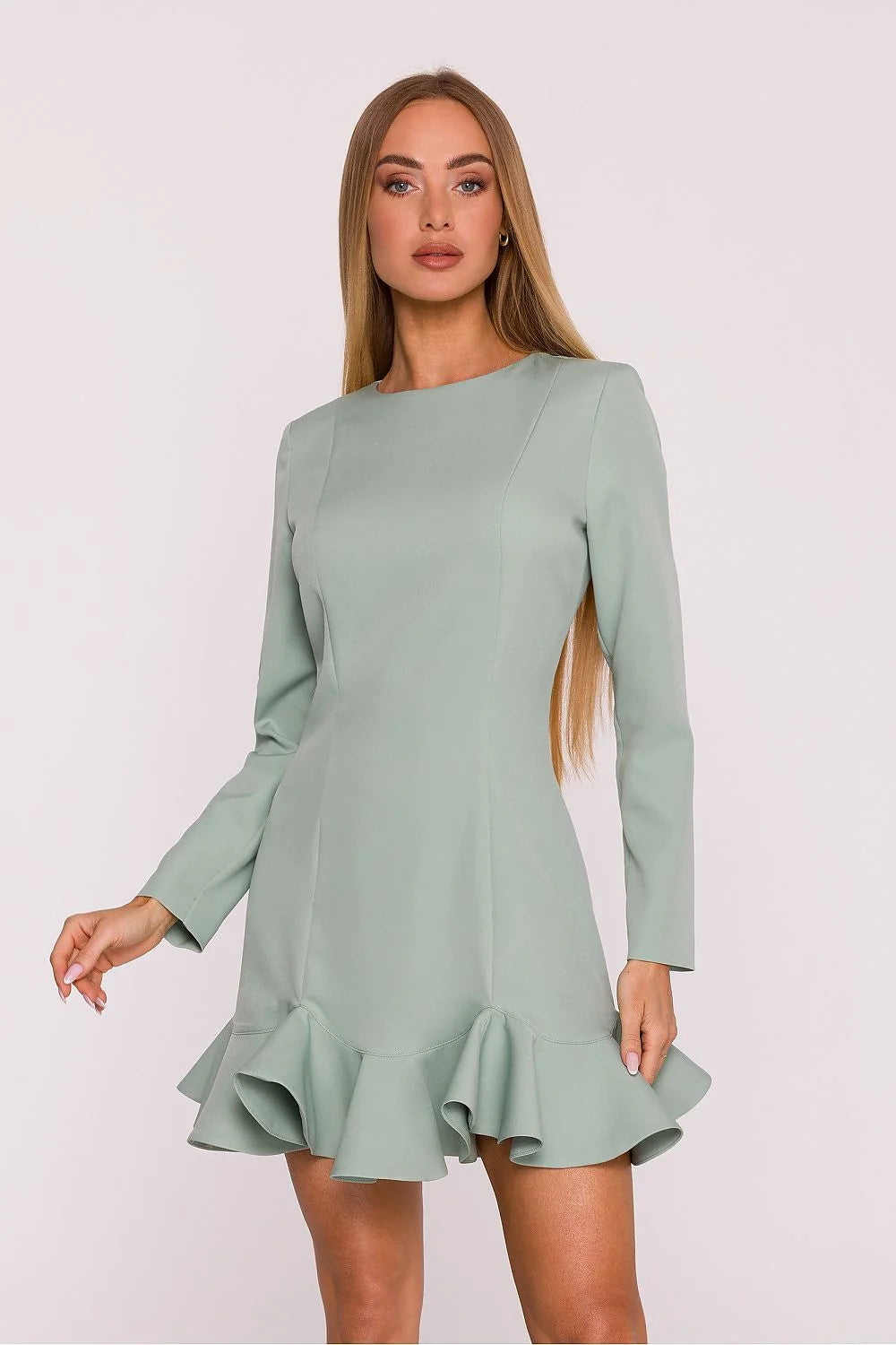 robe cocktail Moe subtile féminine tissu lisse finition mate volant fantaisie bas col classique arrondi manches longues