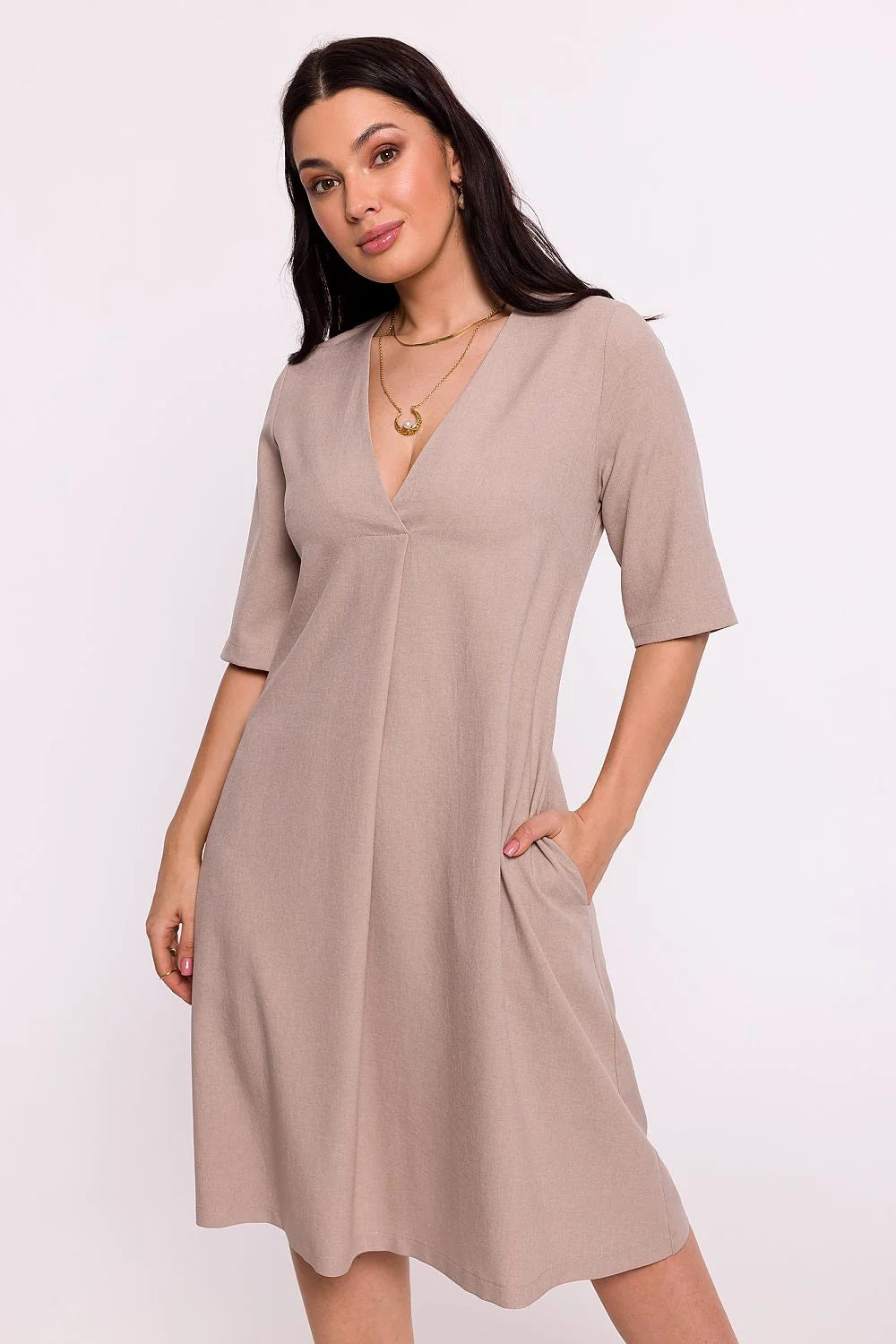 Robe de jour élégante en lin beige manches mi-longues encolure V poches latérales coupe évasée femme intemporelle