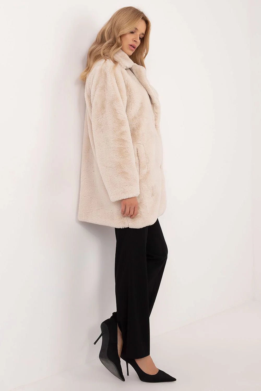 Manteau féminin en fausse fourrure élégant style moderne longueur mi-cuisse blanc crème occasion hiver automne travail soirée
