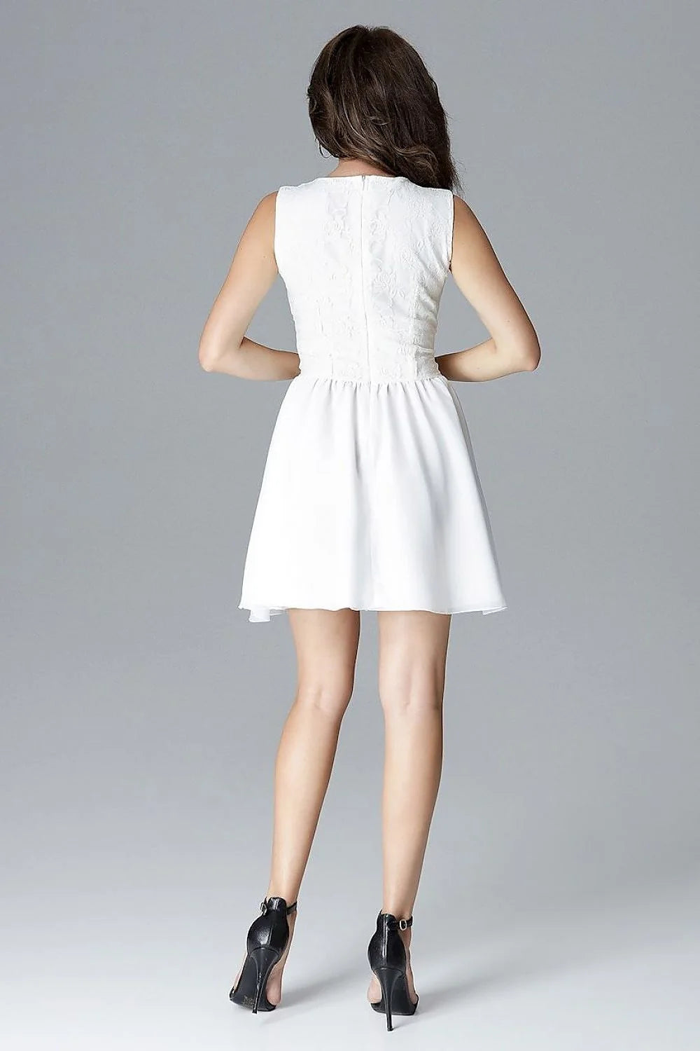 Robe courte femme en dentelle blanche élégante et romantique pour occasions spéciales et chics