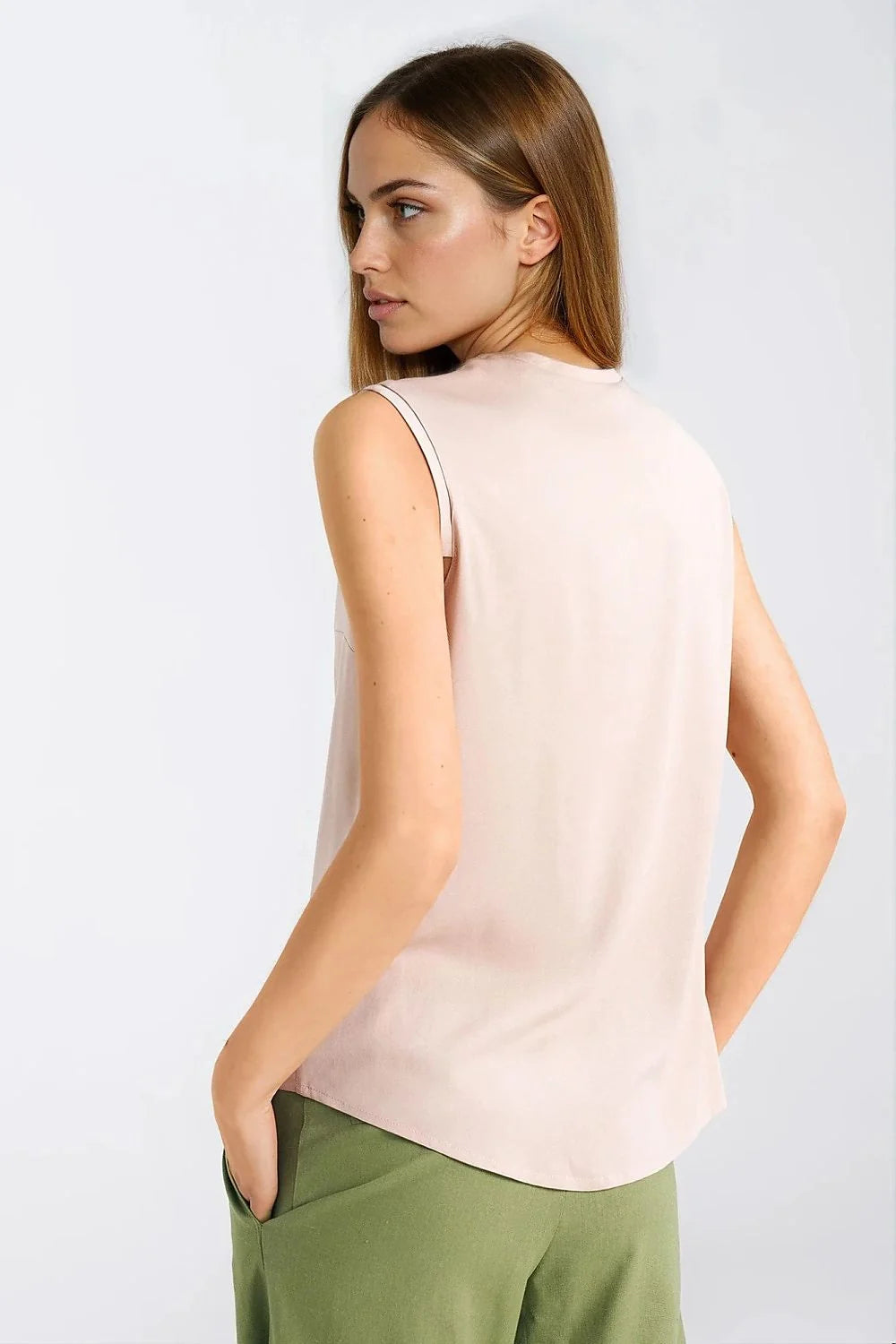 blouse femme rose poudré viscose satinée légère fluide coupe droite encolure V profonde subtile plissée épaules sans manches