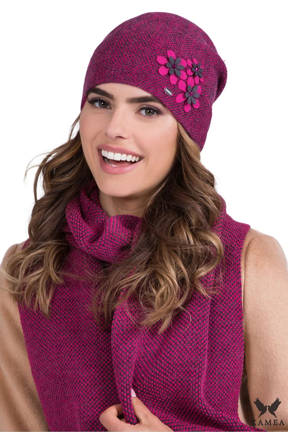 Bonnet et écharpe mode femme design moderne élégant hiver couleur bordeaux fleurs tissu doux confortable