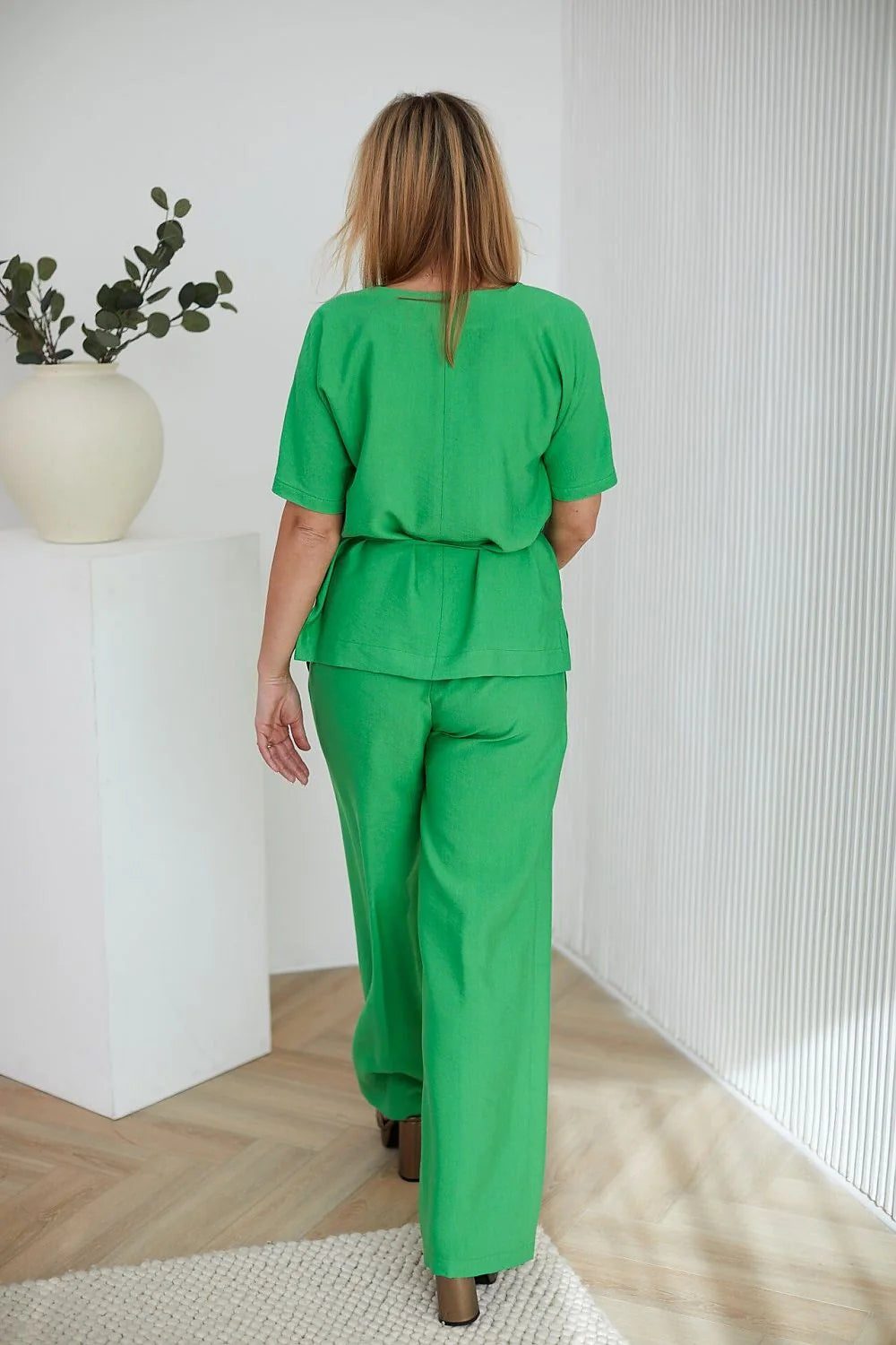 Ensemble féminin vert vif manches courtes col en V fleur en tissu ceinture assortie printemps été femmes