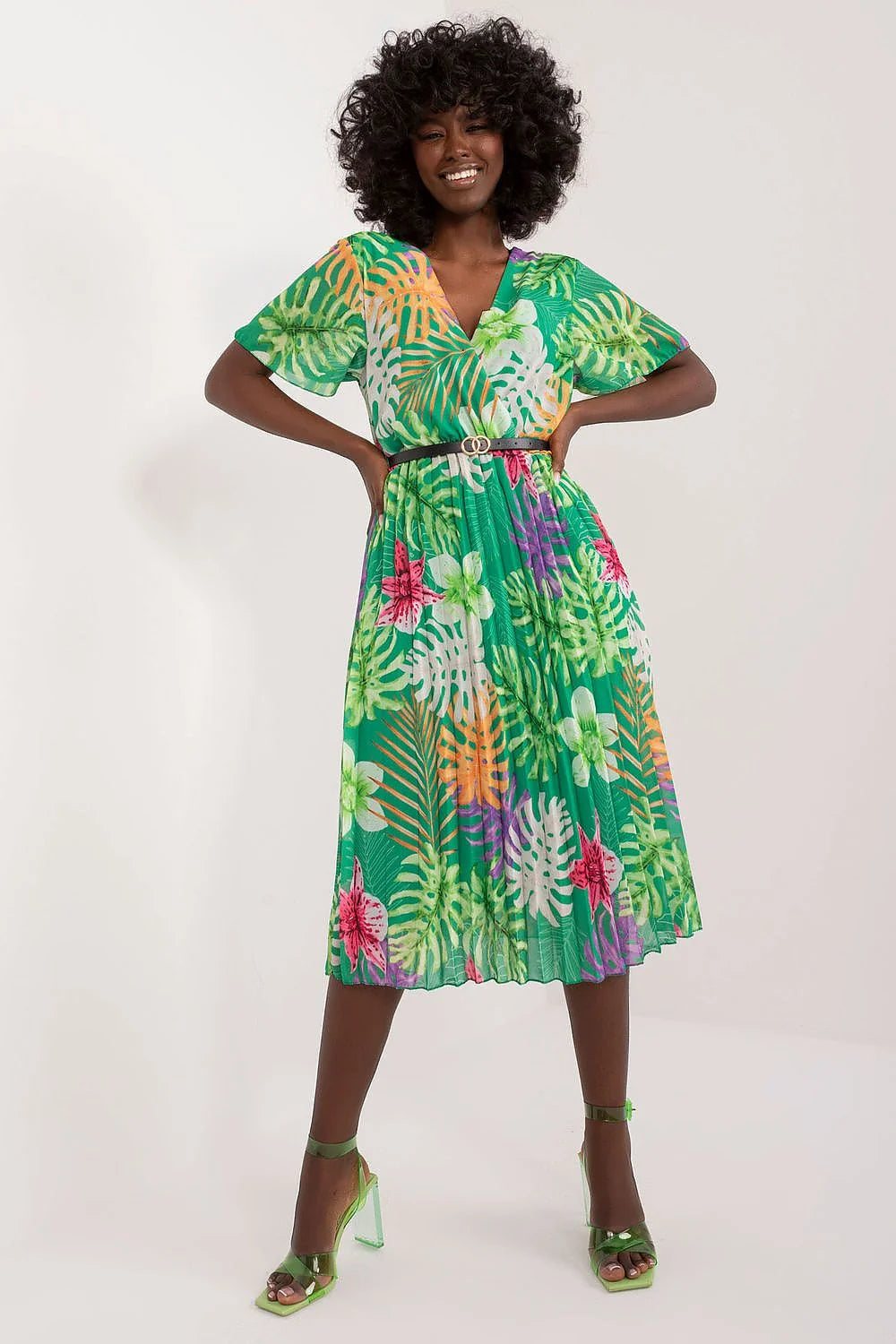 Robe estivale motif floral tropical vert orange violet rouge coupe midi col V manches courtes polyester femme