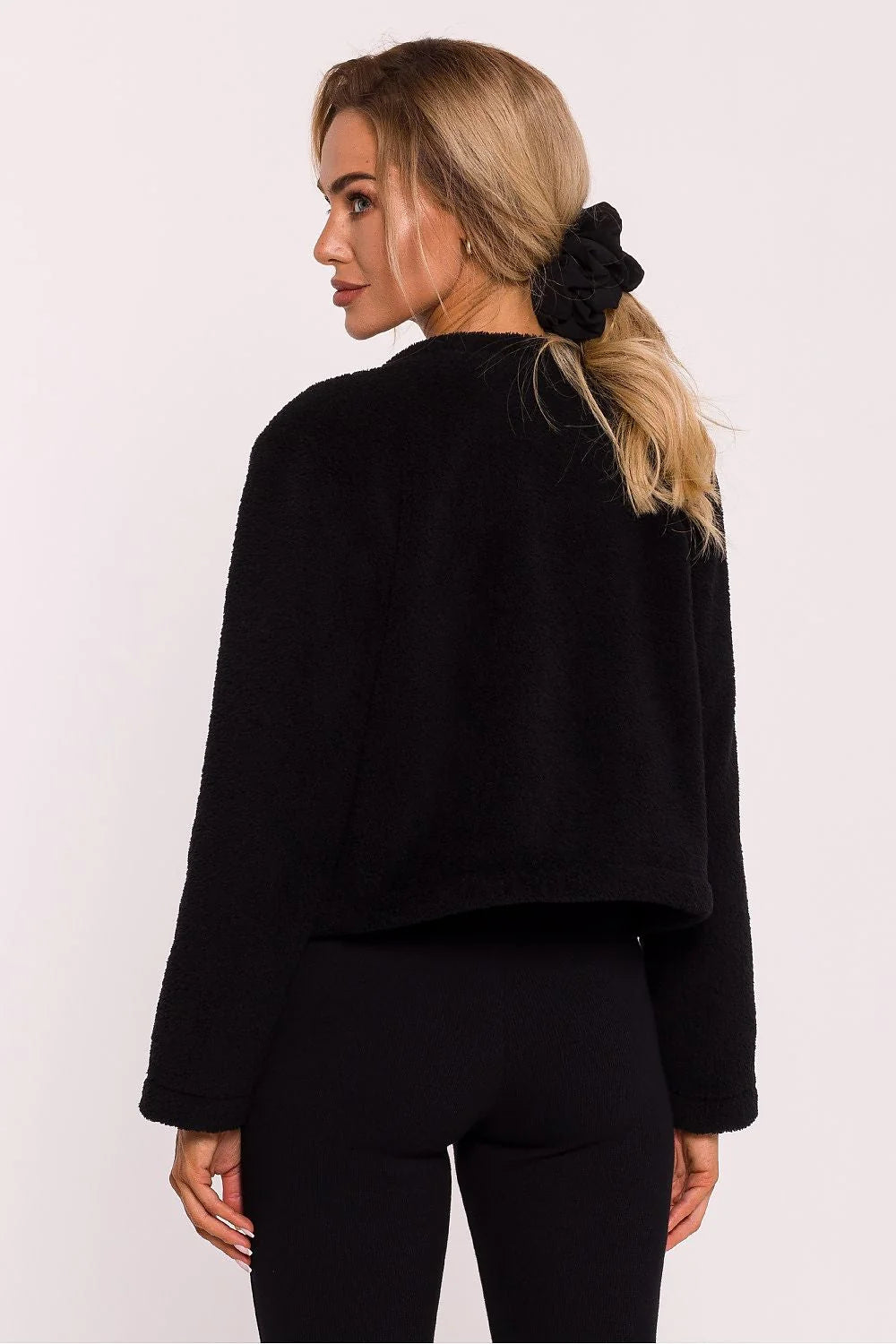 Sweatshirt pour femme court en tissu bouclé noir boutons dorés coupe ajustée modern style élégant polyester 100% made in Poland