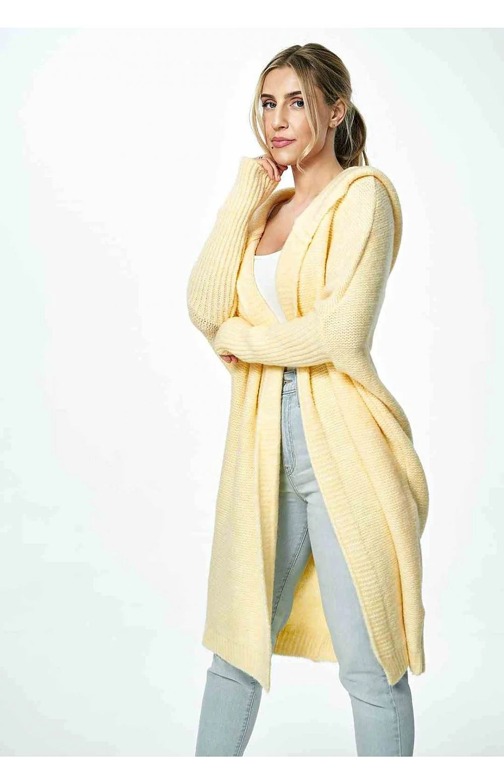 Cardigan long pour femme en tricot épais couleur jaune pâle style casual chic coupe loose capuche intégrée manches longues finitions côtelées