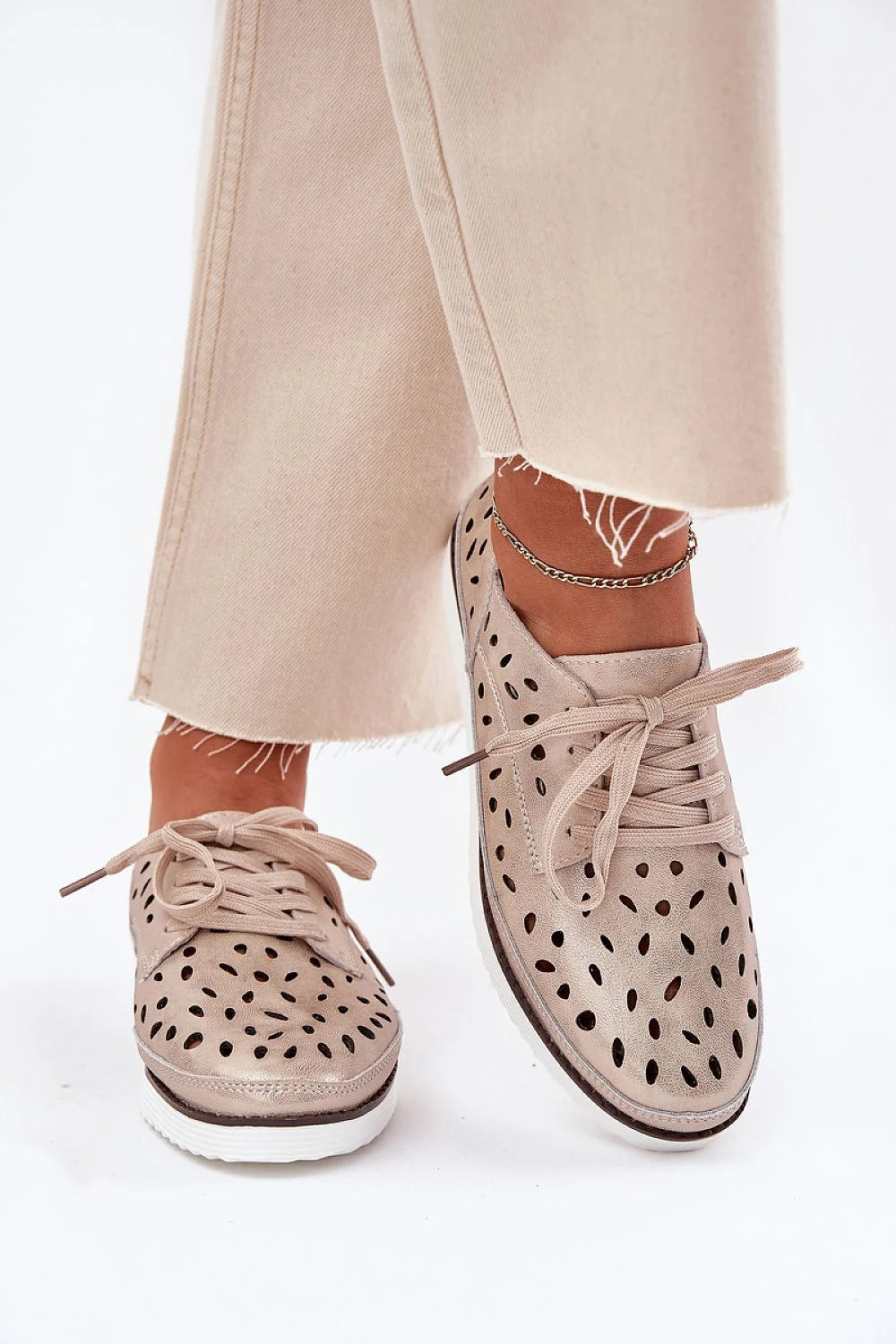 Chaussures basses femmes style moderne élégant couleur beige métallisé perforations ovales laces assorties semelle épaisse amorti confortable