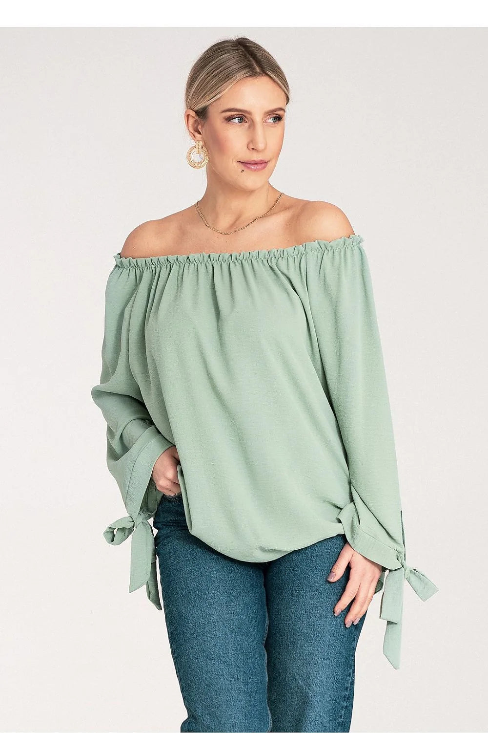 Chemisier épaules dénudées manches longues détail noué style élégant couleur vert pastel matière respirante coupe ample femme