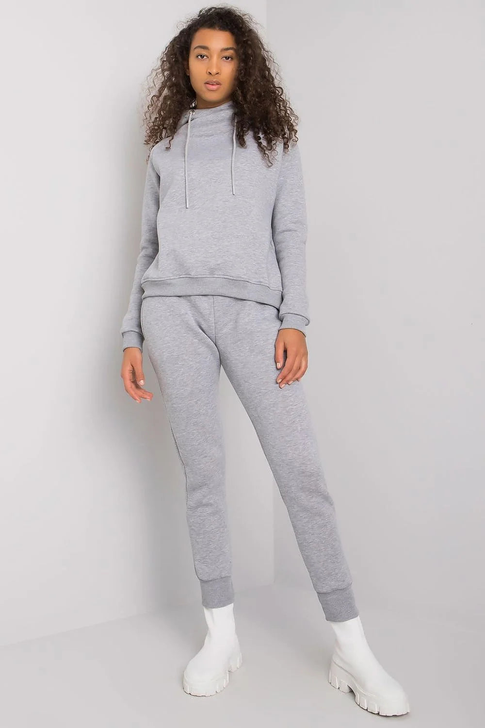 Ensemble de survêtement pour femmes sweat à capuche pantalon coordonné couleur noire matière coton élasthanne taille ajustée sportswear décontracté