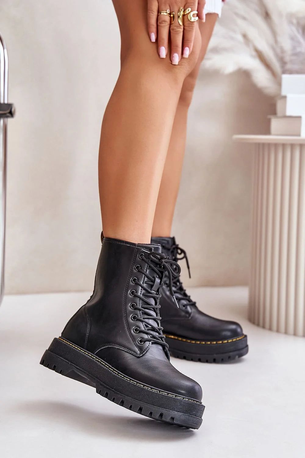 Bottes femmes cuir écologique fermeture éclair lacet plateforme intérieur chauffant talon renforcé style militaire
