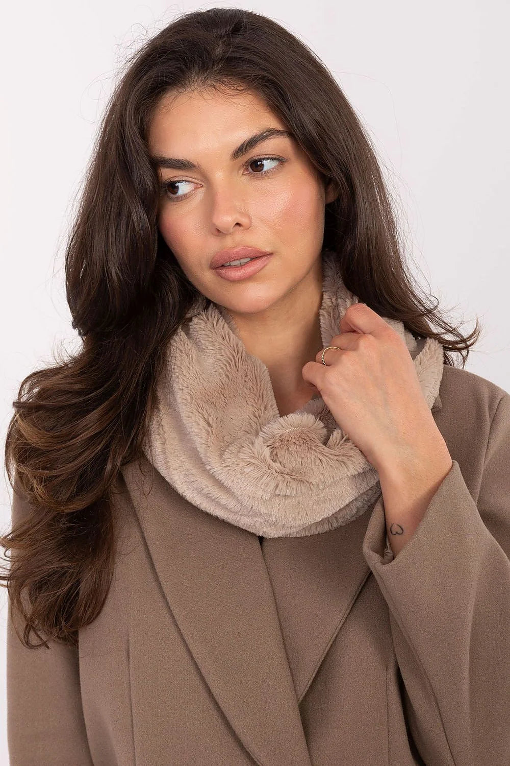 écharpe fausse fourrure snood tubulaire volumineux moelleux pelucheux ultra doux beige taupe chaud hivernal chic élégant confort luxueux longueur82cm largeur24cm