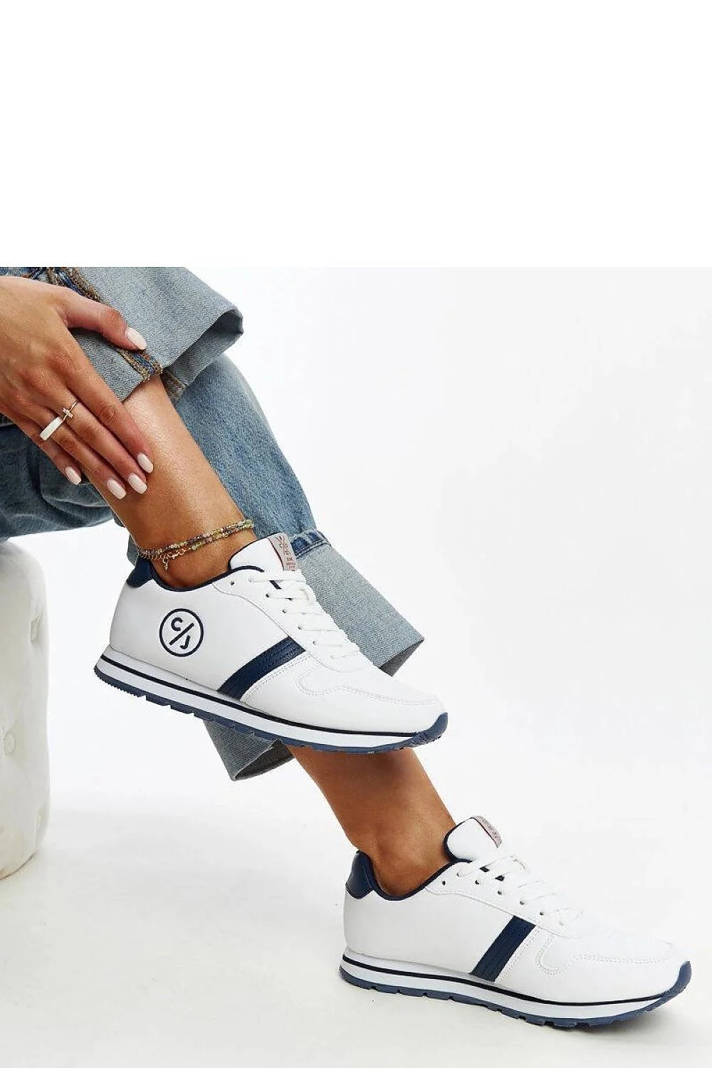 Baskets mode femme design moderne basse couleur blanche détails bleu marine cuir synthétique confortable lacets ajustables occasion quotidienne