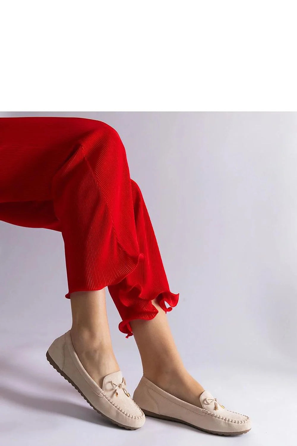 Pantalon et mocassins en velours côtelé rouge vif et daim beige, style décontracté et élégant pour femmes