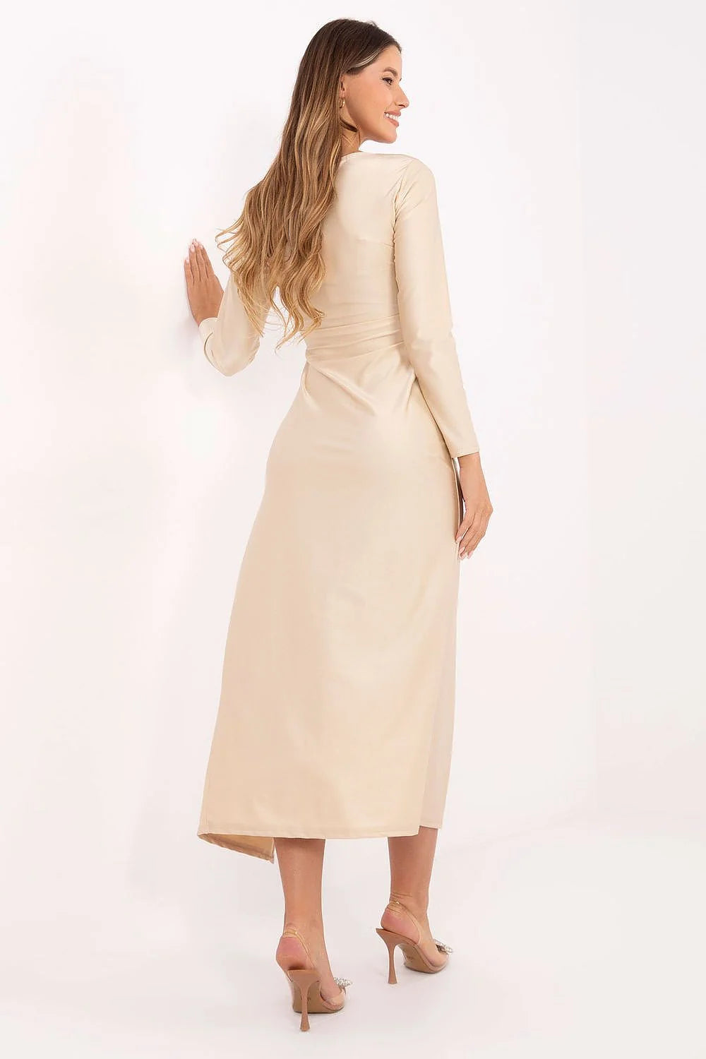 robe soirée midi manches longues portefeuille satiné beige nude drapé noué taille fente latérale haute encolure ronde ajustée élégante