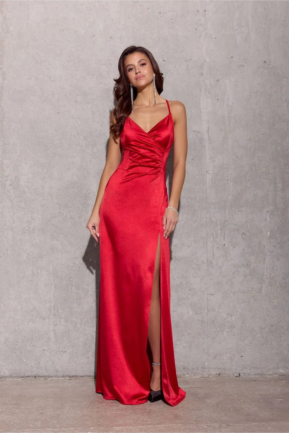 Robe de soirée élégante longue manches courtes dos nu satin rouge vif taille ajustable femme