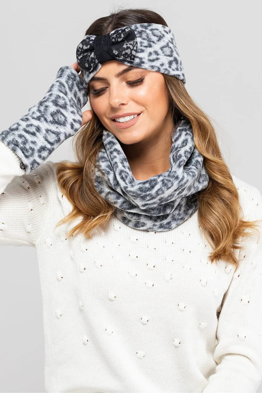 Ensemble hiver féminin chic mitaines écharpe bonnet motif léopard gris clair texture douce coupe ample tube snood